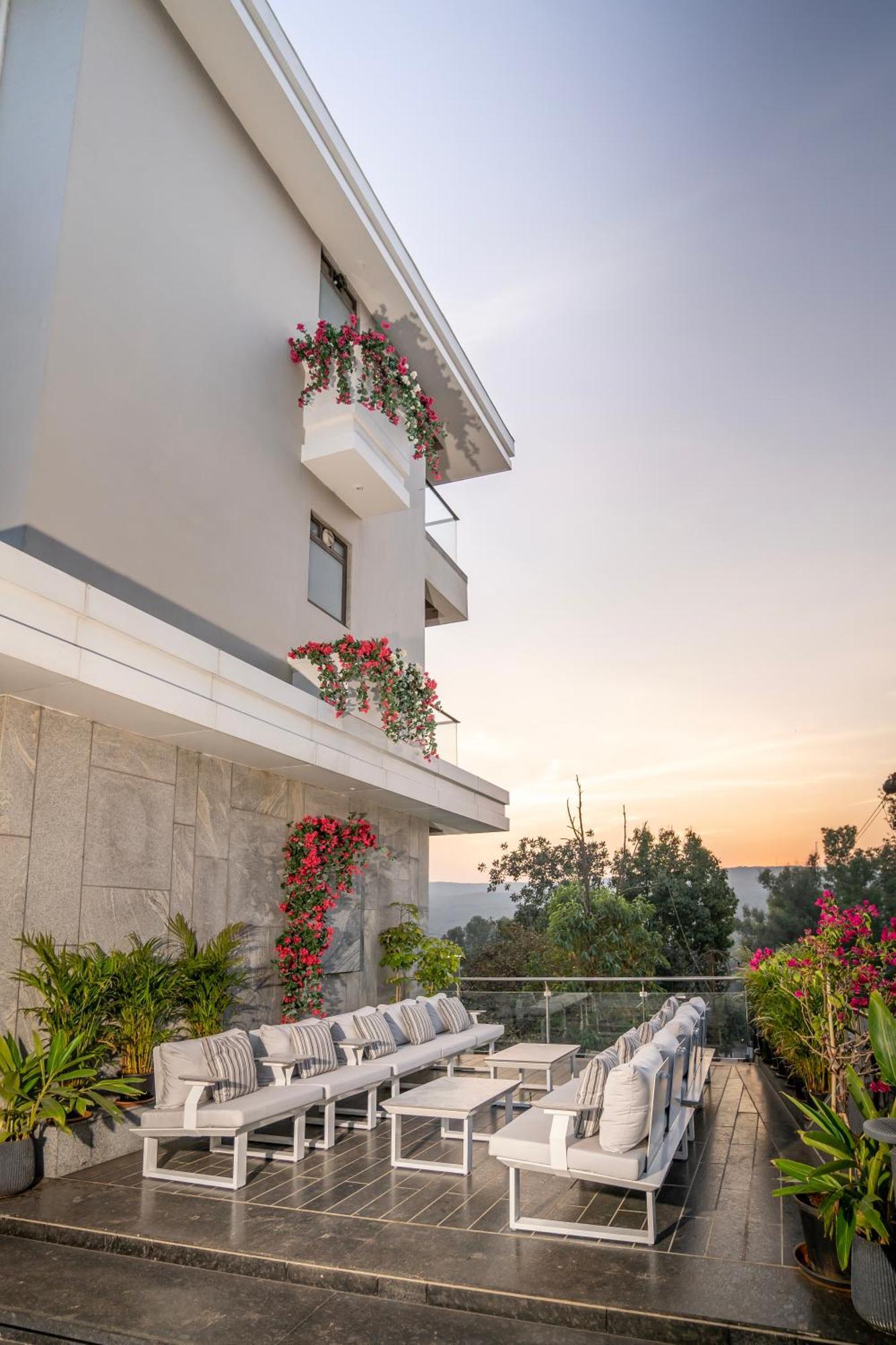 Leela Resort, The Exotic Boutique Hotel - Pure Veg ماهاباليشوار المظهر الخارجي الصورة